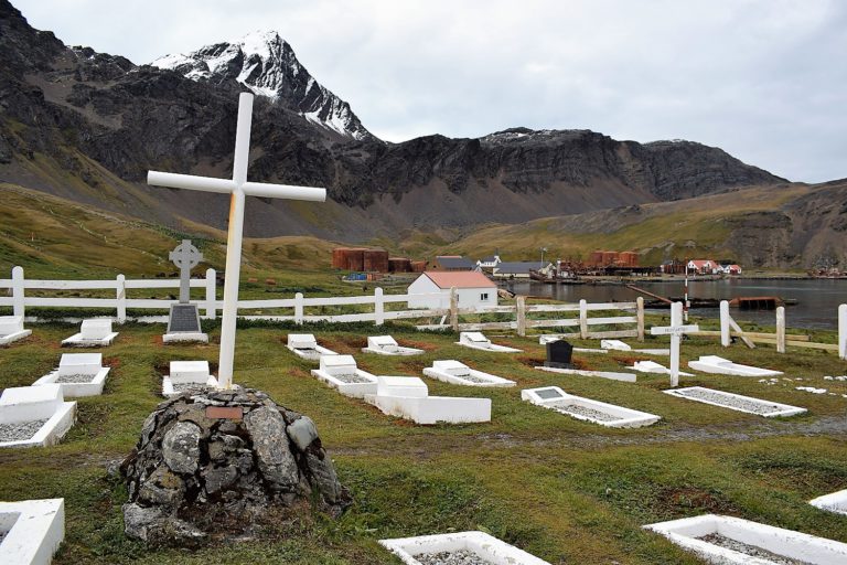 Miestny cintorín v Grytviken, kde je pochovaný aj známy polárnik Shackleton