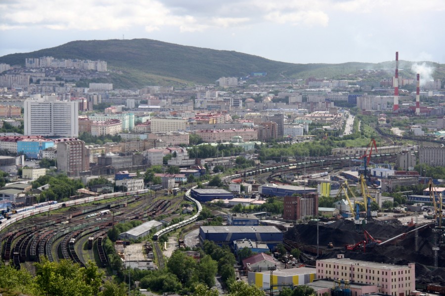 Murmansk sa dnes postupne spamätáva z bláznivých 90-tych rokov aj vďaka turistickému ruchu, i keď turisti nehľadajú žiadne pamiatky, ale skôr lacný alkohol. Zatiaľ, čo v Nórsku pol litra piva stojí aj 10 eur, tu dostanete čapovaný mok za 1 euro. Vodka? Tá najlacnejšia s tragickým názvom Metelica za niečo viac ako euro. Miestne obchody sú skôr plné alkoholu, piva či inej pálenky. Iľja pripomína, že alkohol je stále problémom v tomto meste, kde je veľká nezamestnanosť. Už je aj zákon, že v obchode si ho nekúpite po 21. hodine až do rána. Večer nasadneme na legendárny vlak Arctica smerom na juh. Napriek tomu, že všetko je tu temné, vlak pôsobí ako veľký luxus. Čisté kupé, klimatizácia a pracovníci ruských dráh v krásnych uniformách. Vlaky v Rusku nie len, že idú presne na minútu, ale aj vyzerajú omnoho lepšie ako tie naše slovenské. Je už polnoc, stále svieti slnko a najbližšie dni sa ani nedotkne obzoru. Zapíjame silným čiernym čajom a rozmýšľame, že ešte veľmi dlho potrvá, aby Murmansk vyrástol do krásneho mesta a zbavil sa sovietskeho nádychu plného nevábnych budov, komínov a budovateľskej atmosféry. Ešte hodinu prechádzame cez mesto, kde vládnu rozpadnuté bytovky, fabriky, ktoré mali byť pýchou socializmu.